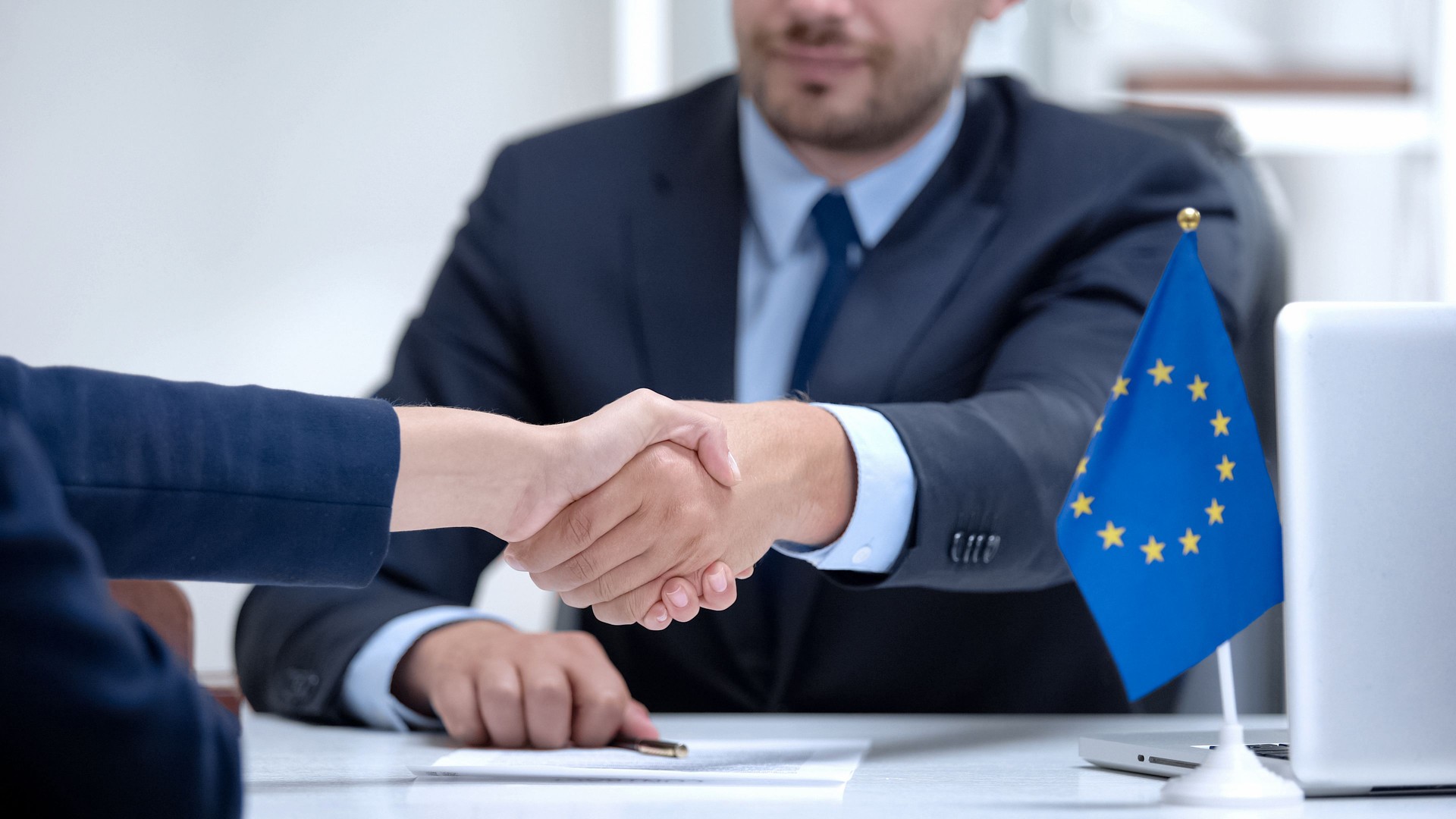 Politico dell'Unione europea firma la risoluzione delle sanzioni, si congratula con il partner